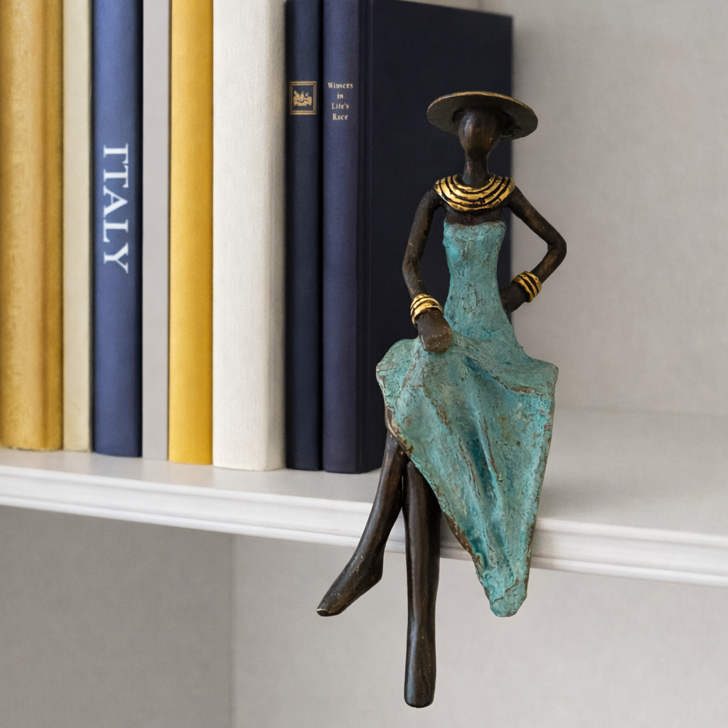 Siddende kvinde – bronzeskulptur, mintgrøn kjole, str. 15 cm