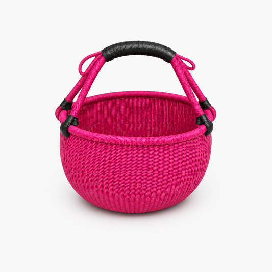 Bolga-kurv i pink flet med sorte topremme og rund form.