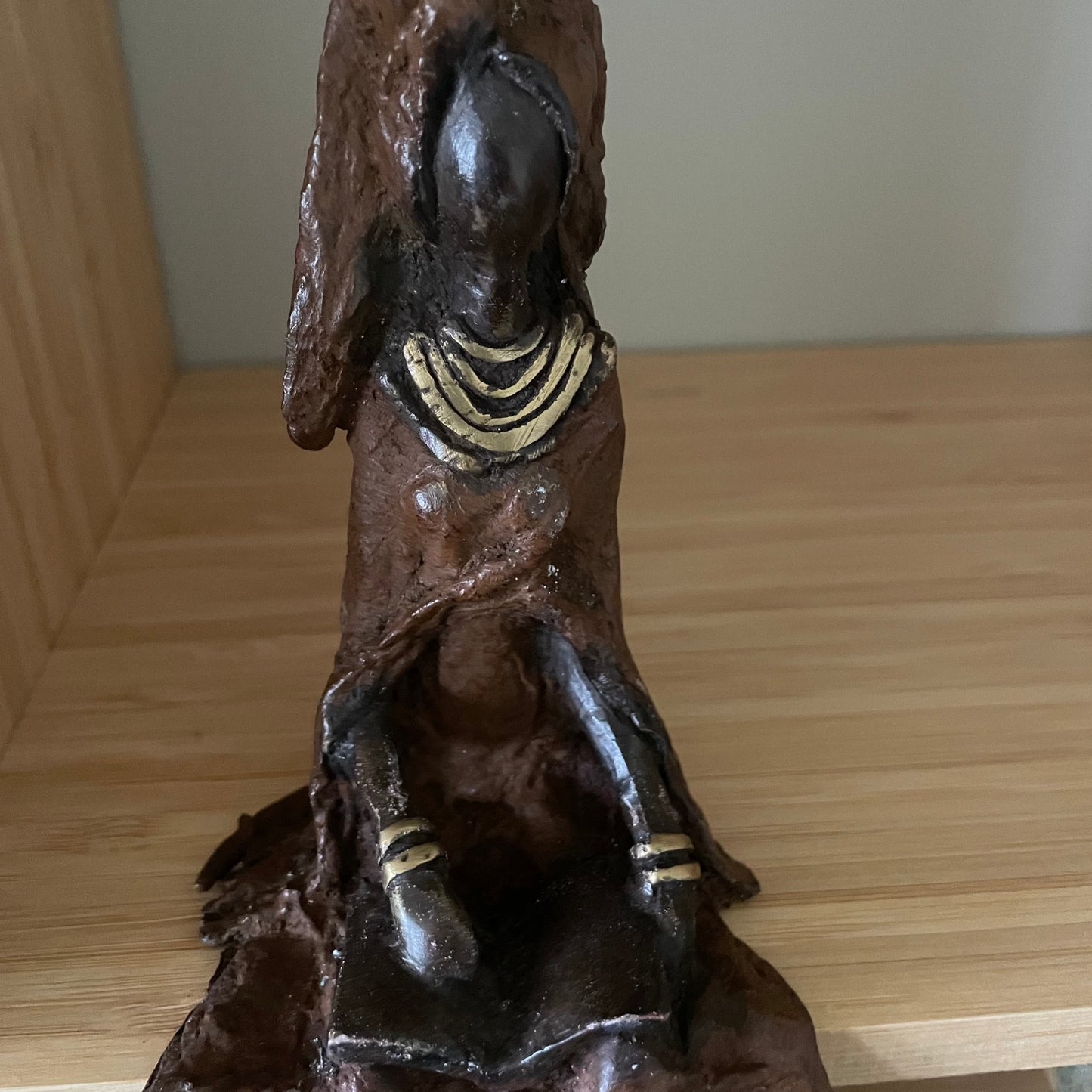 Brass art, Power woman sitting 17-20 cm in recycled brass. Made Fair Trade in Burkina Faso