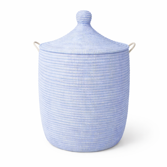 Himmelblå vasketøjskurv, håndflettet med Senegal-låg. Fair Trade