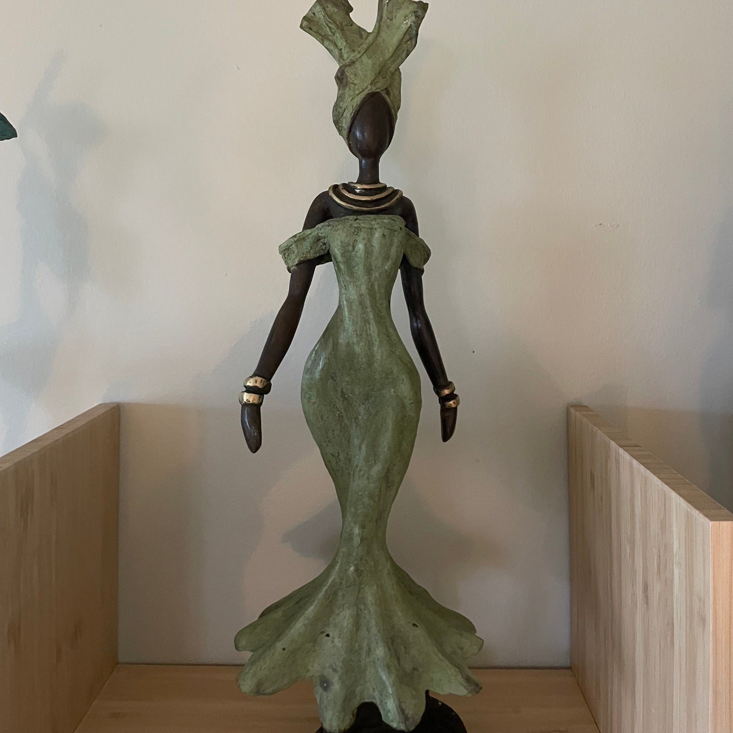 Messingkunst, 'Power Woman' i lys mosgrøn kjole, 35-37 cm, Fair Trade, Burkina Faso