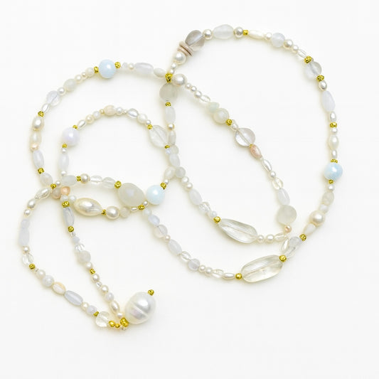 Halskæde med lyse glasperler og enkle saltvandperler, unika