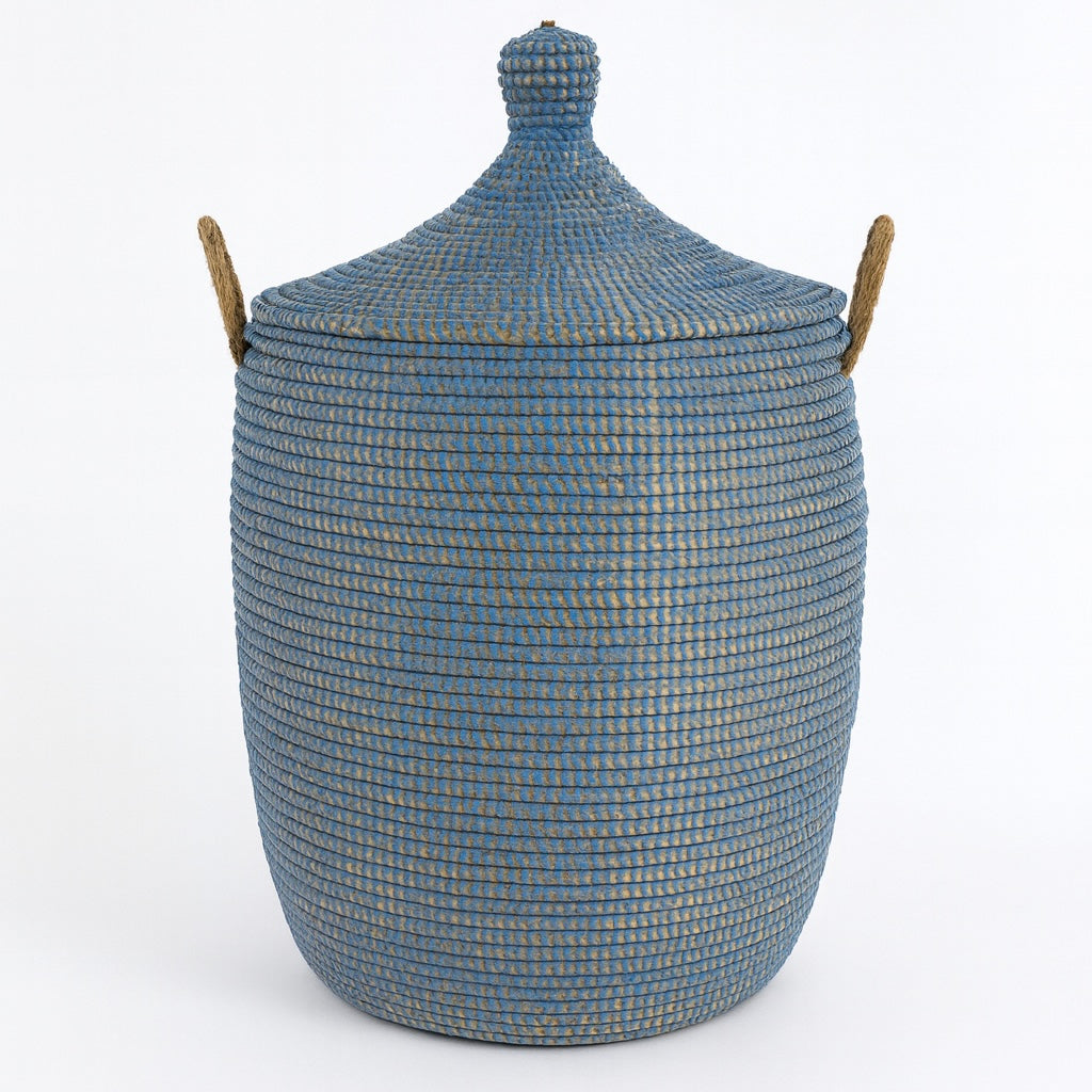 Himmelblå vasketøjskurv, håndflettet med Senegal-låg. Fair Trade