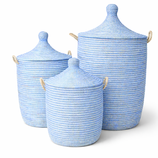 Himmelblå vasketøjskurv, håndflettet med Senegal-låg. Fair Trade