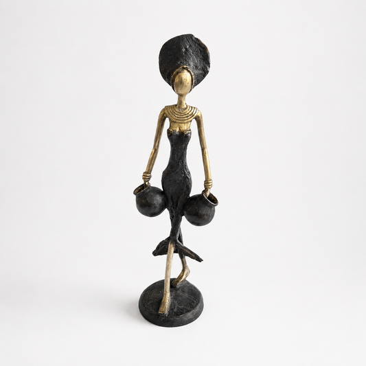 Kvinde med vandkrukker – bronze skulptur, sort kjole, 23 cm