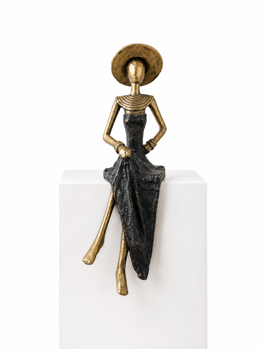 Siddende kvinde – bronzeskulptur, sort kjole, str. 23 cm