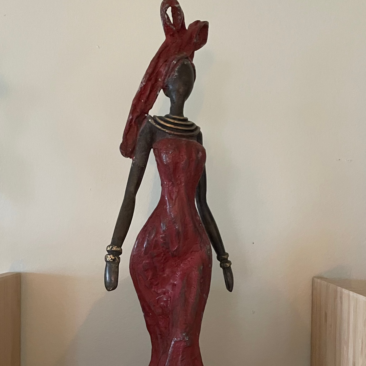 Messingkunst, 'Power Woman' i rød kjole, 35-37 cm, Fair Trade, Burkina Faso