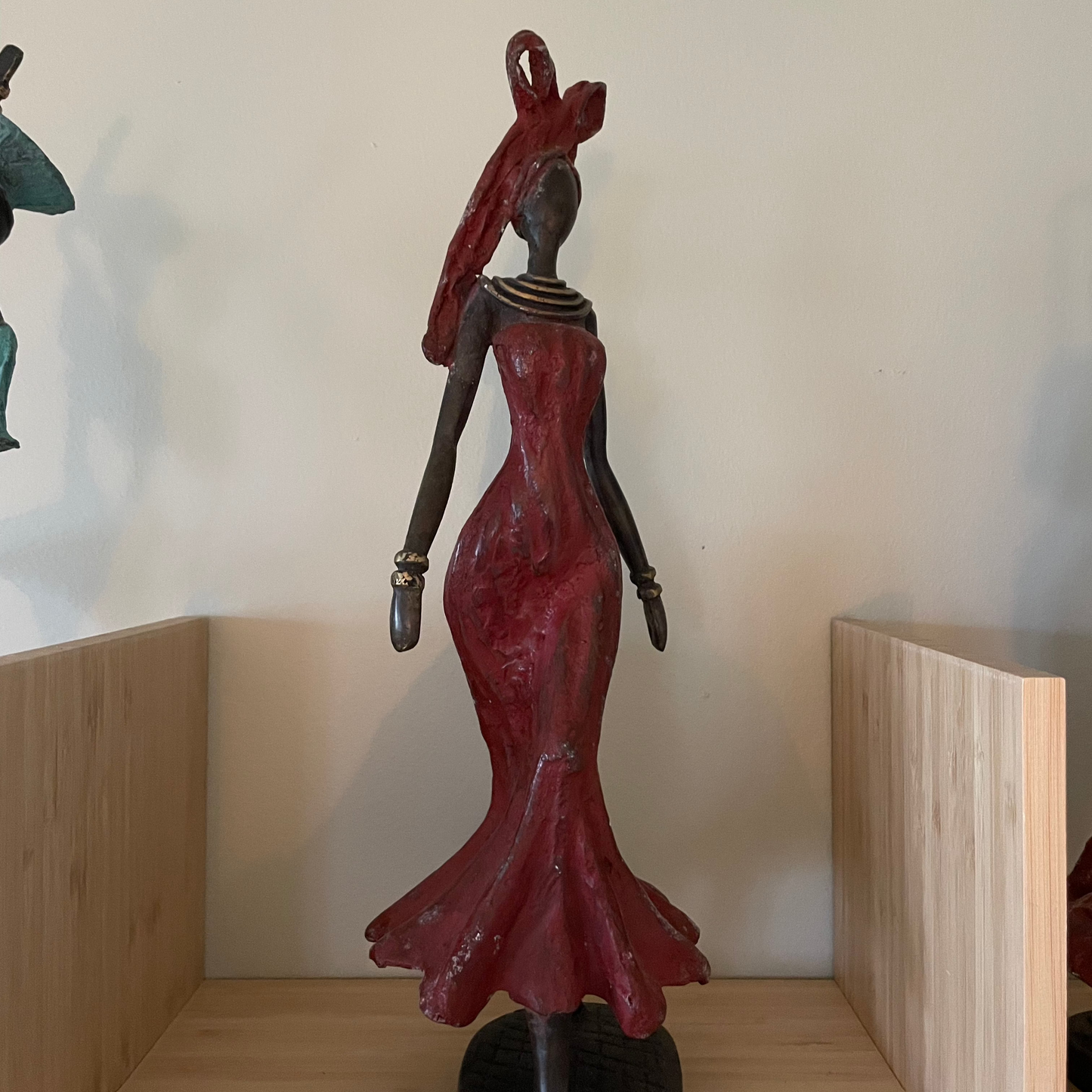 Messingkunst, 'Power Woman' i rød kjole, 35-37 cm, Fair Trade, Burkina Faso