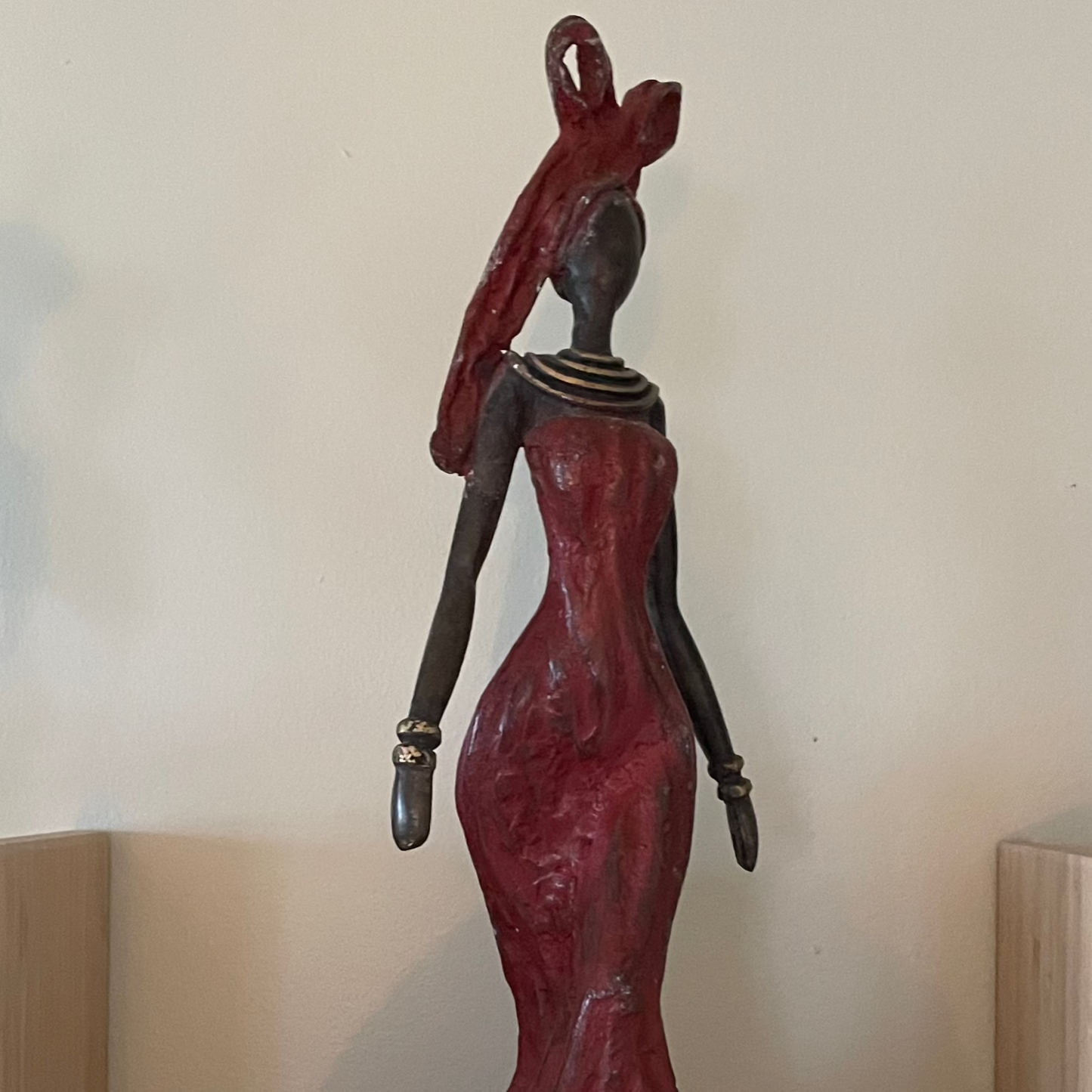 Messingkunst, 'Power Woman' i rød kjole, 35-37 cm, Fair Trade, Burkina Faso