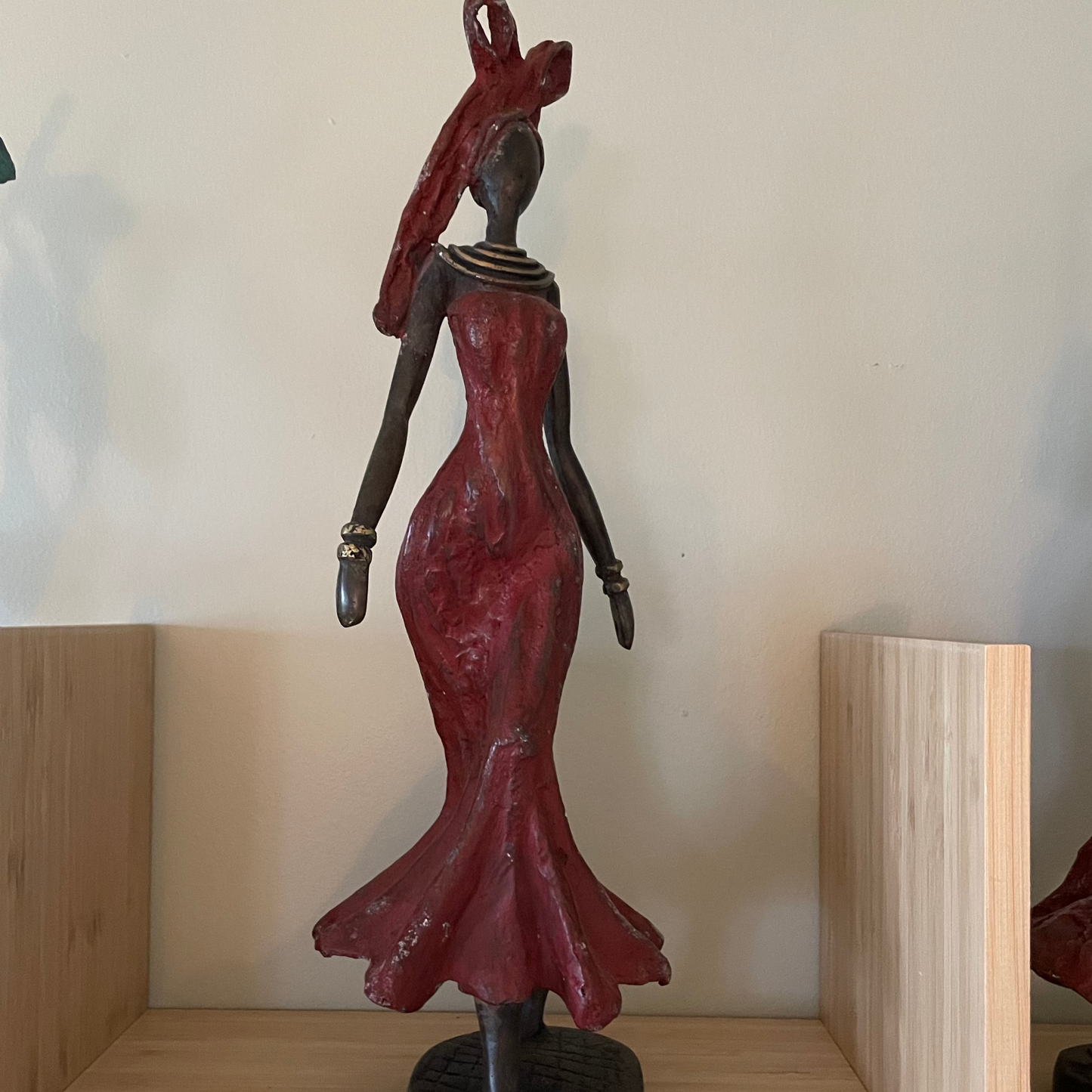 Messingkunst, 'Power Woman' i rød kjole, 35-37 cm, Fair Trade, Burkina Faso