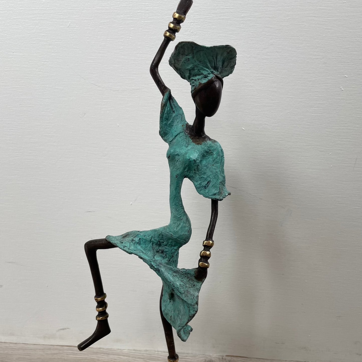 Messing kunst, Power woman 30-36 cm i genbrugsmessing. Lavet Fair Trade i Burkina Faso