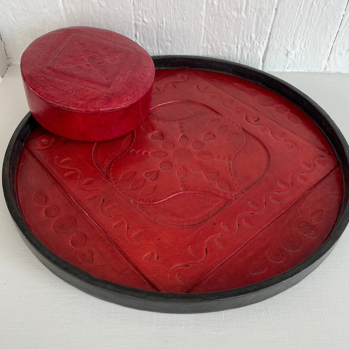 Serving tray in leather, red and black, 40 cm in diameter. Handmade and Fair Trade from Senegal