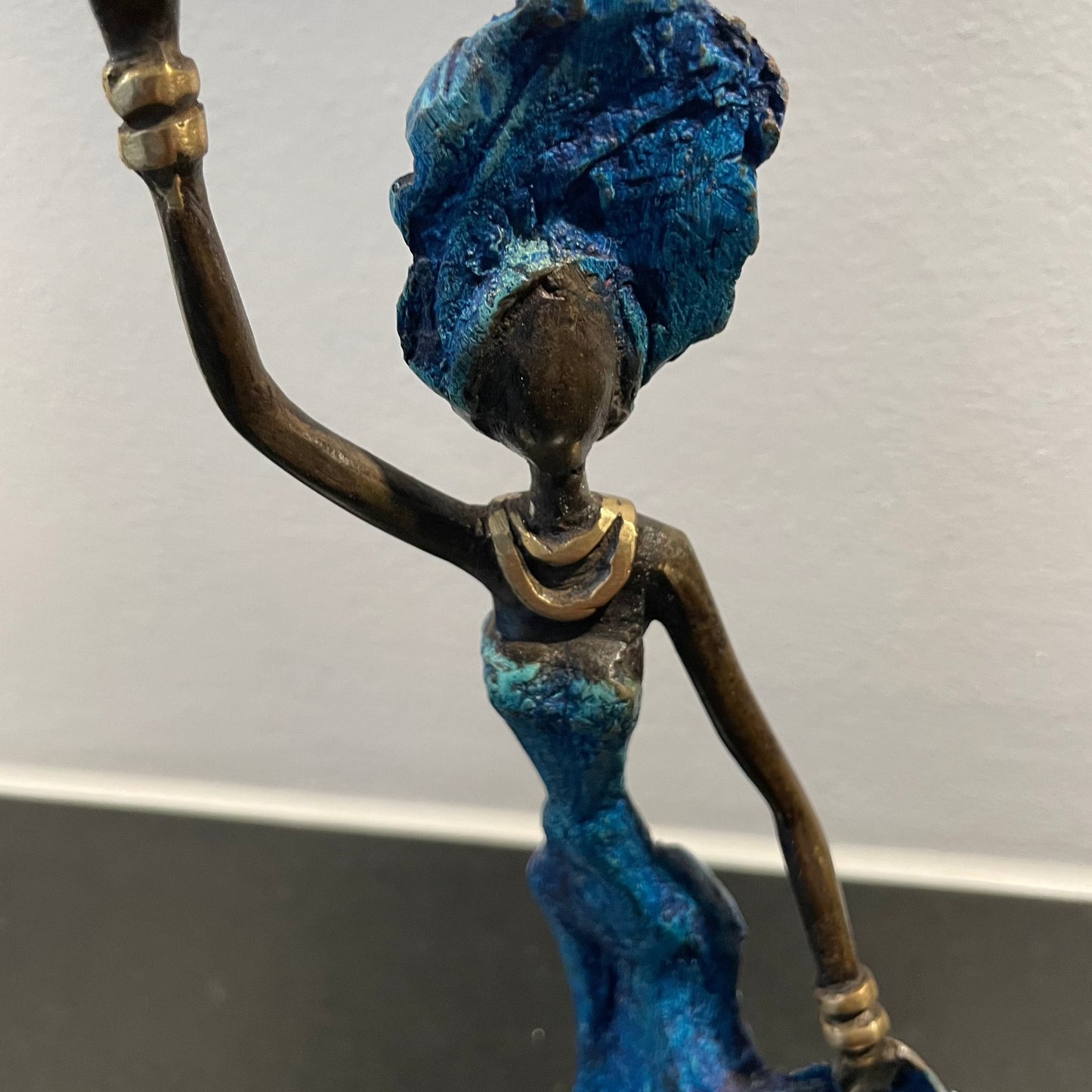 Brass art, Power woman 21-25 cm in recycled brass. Made Fair Trade in Burkina Faso