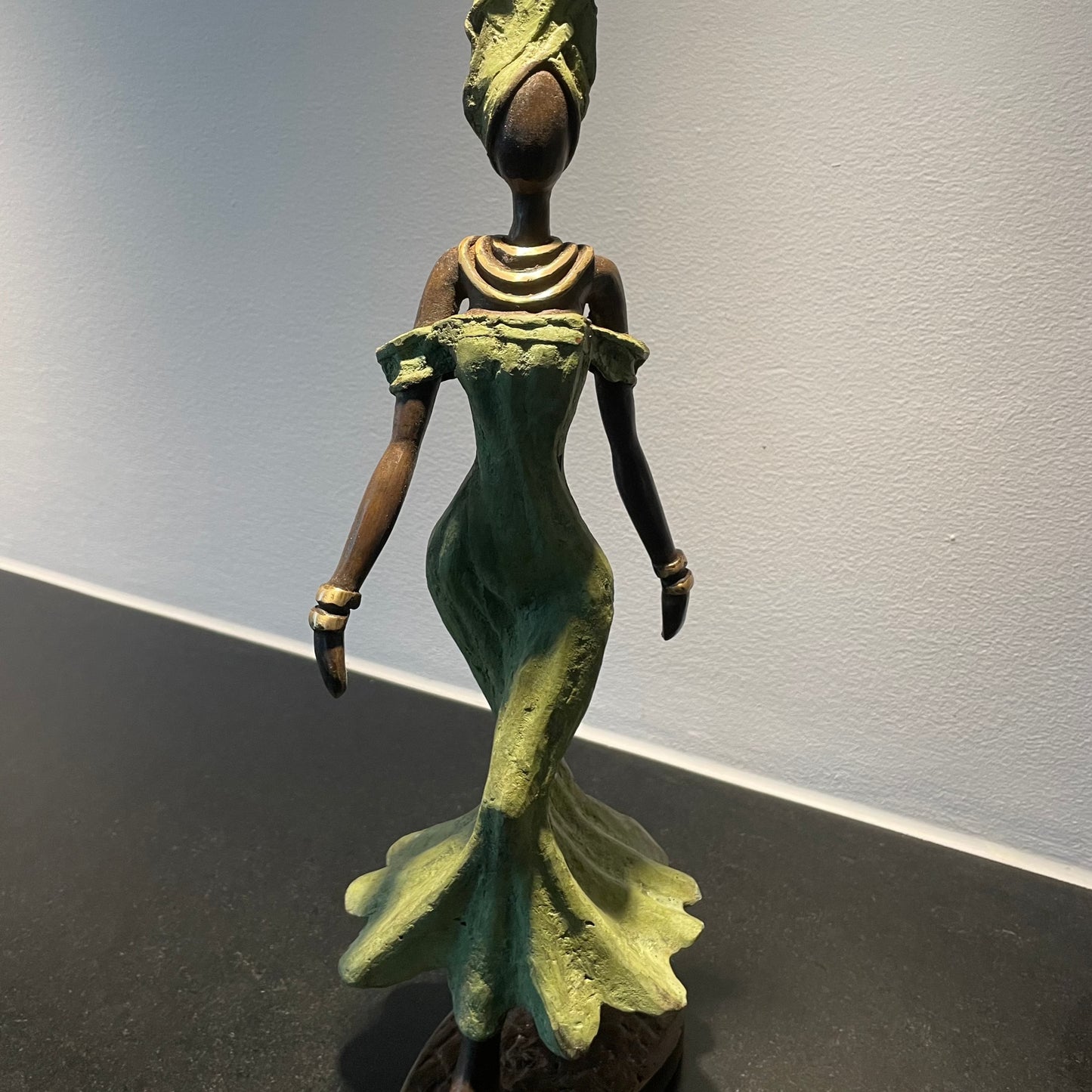 Brass art, Power woman 35-37 cm in recycled brass. Made Fair Trade in Burkina Faso