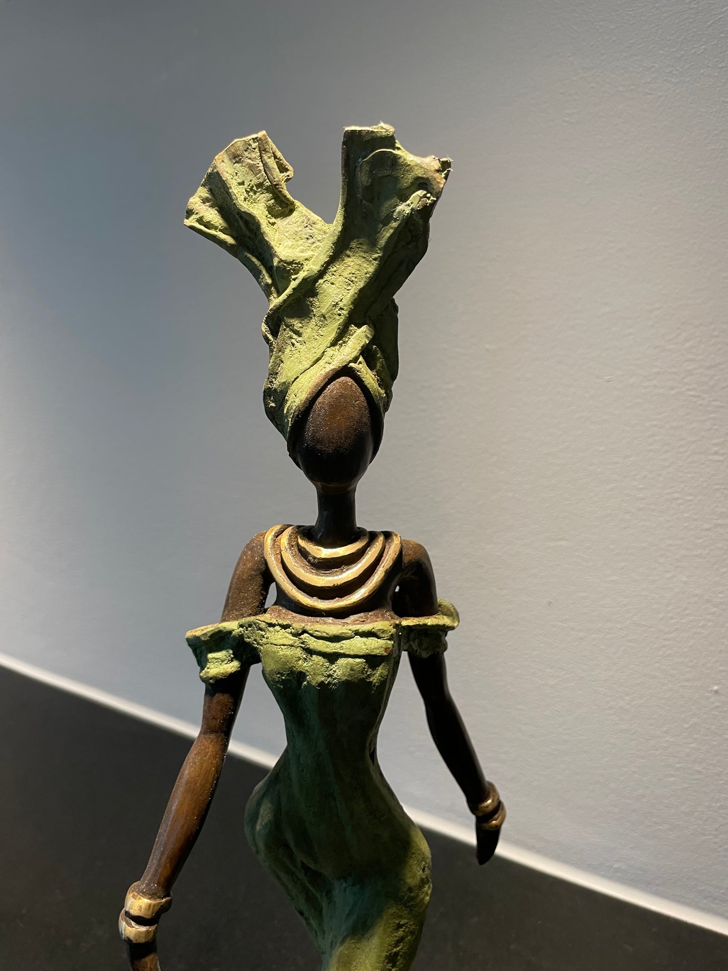 Brass art, Power woman 35-37 cm in recycled brass. Made Fair Trade in Burkina Faso