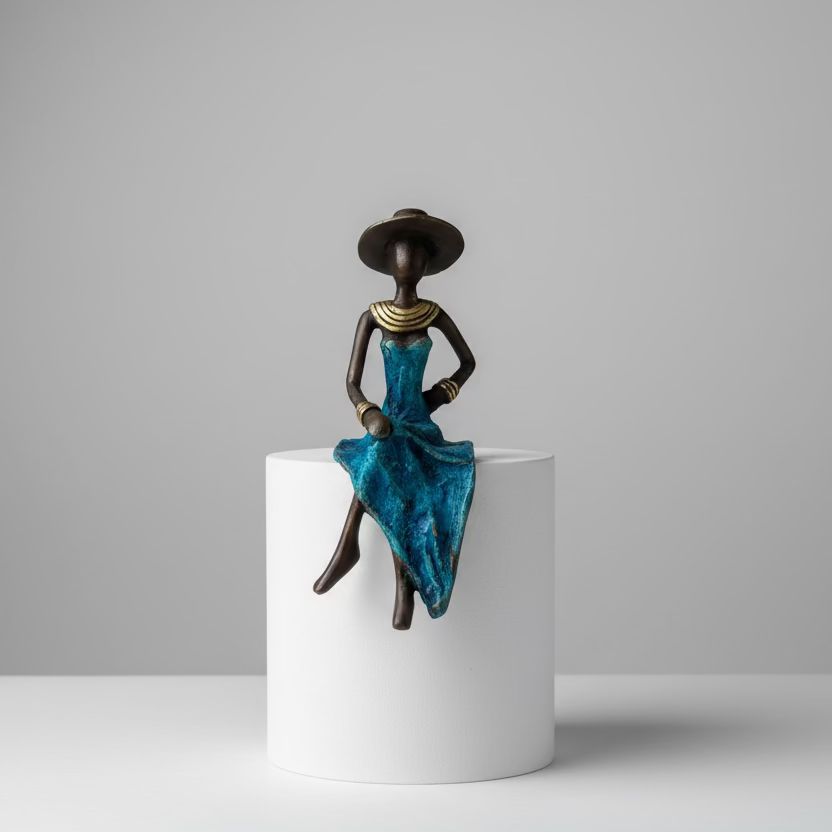 Siddende kvinde – bronzeskulptur, blå kjole, str. 15 cm