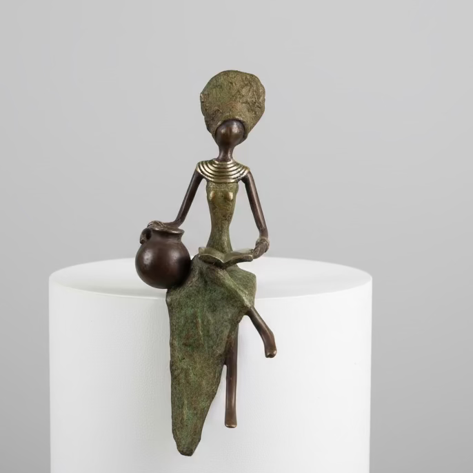 Læsende kvinde med vand og bog – bronzeskulptur, lys grøn kjole, str. 25 cm