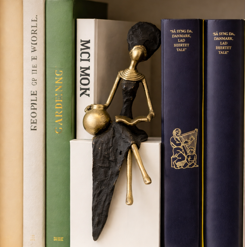 Læsende kvinde med vand – bronzeskulptur, sort kjole, str. 25 cm