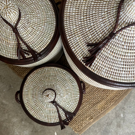 White laundry basket with leather details, hand braided with Senegal lid