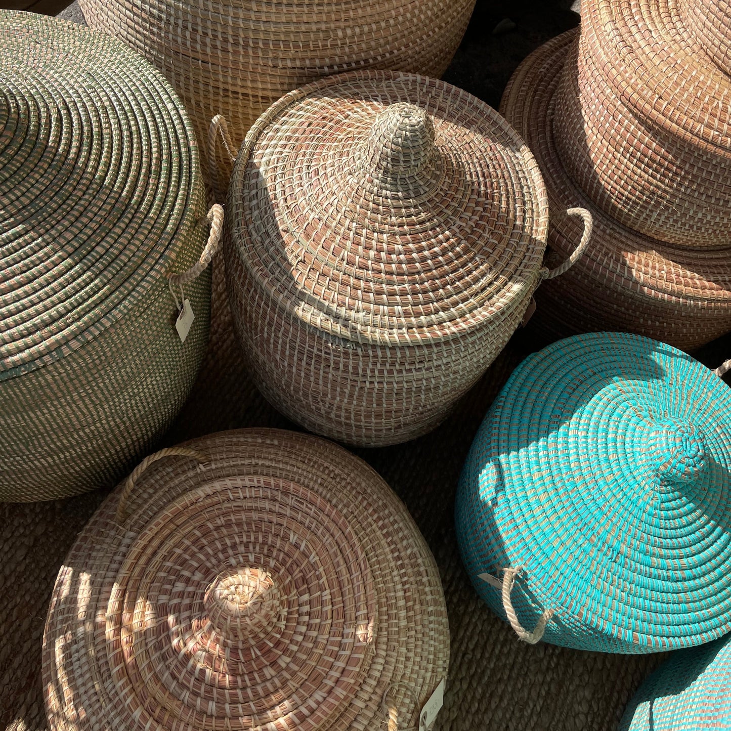 Vasketøjskurv håndflettet med organic tråd med Senegal-låg. Natur farvet. Fire størrelser. Fair Trade
