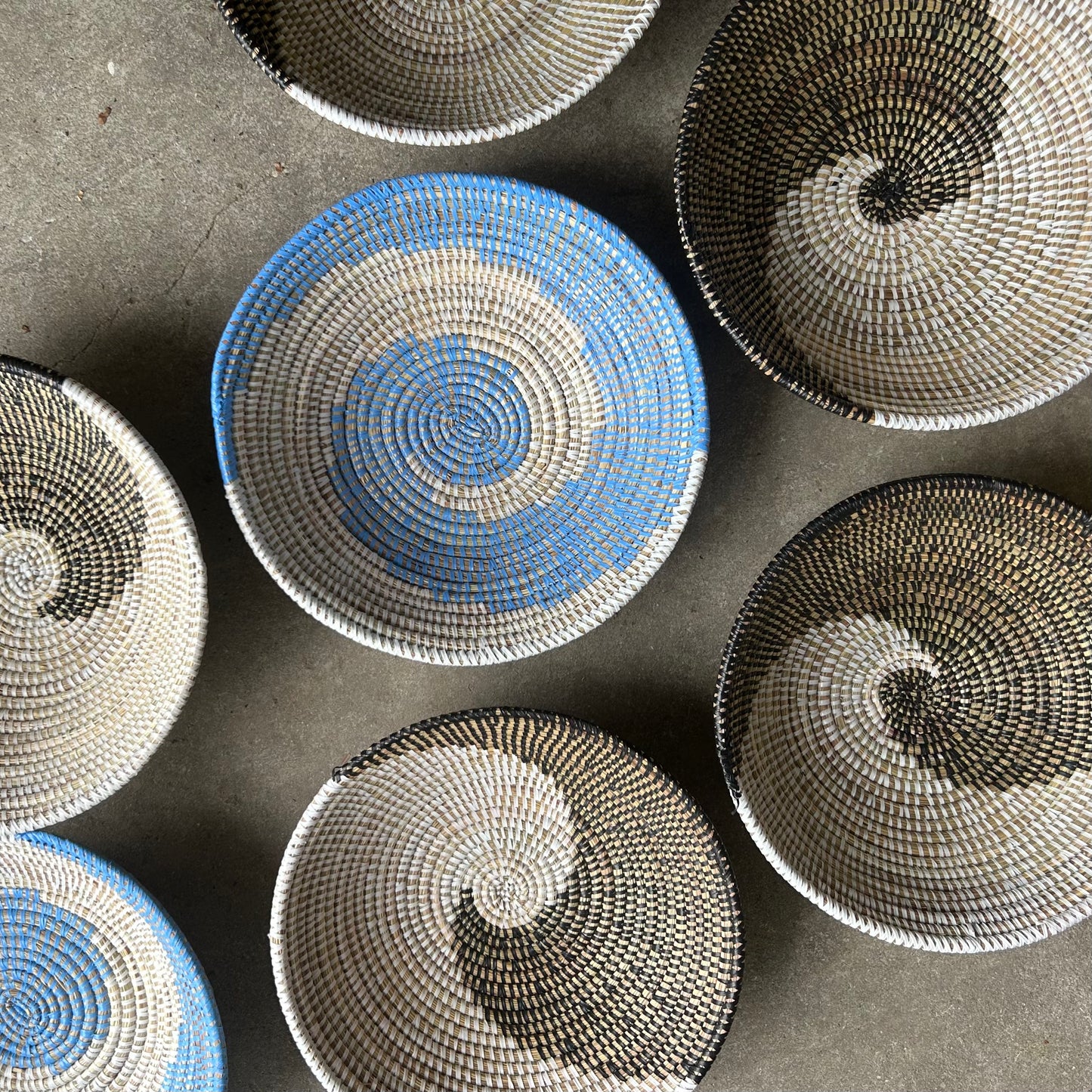 Tray in colorful patterns. Round in shape. Handwoven. Fair Trade from Senegal