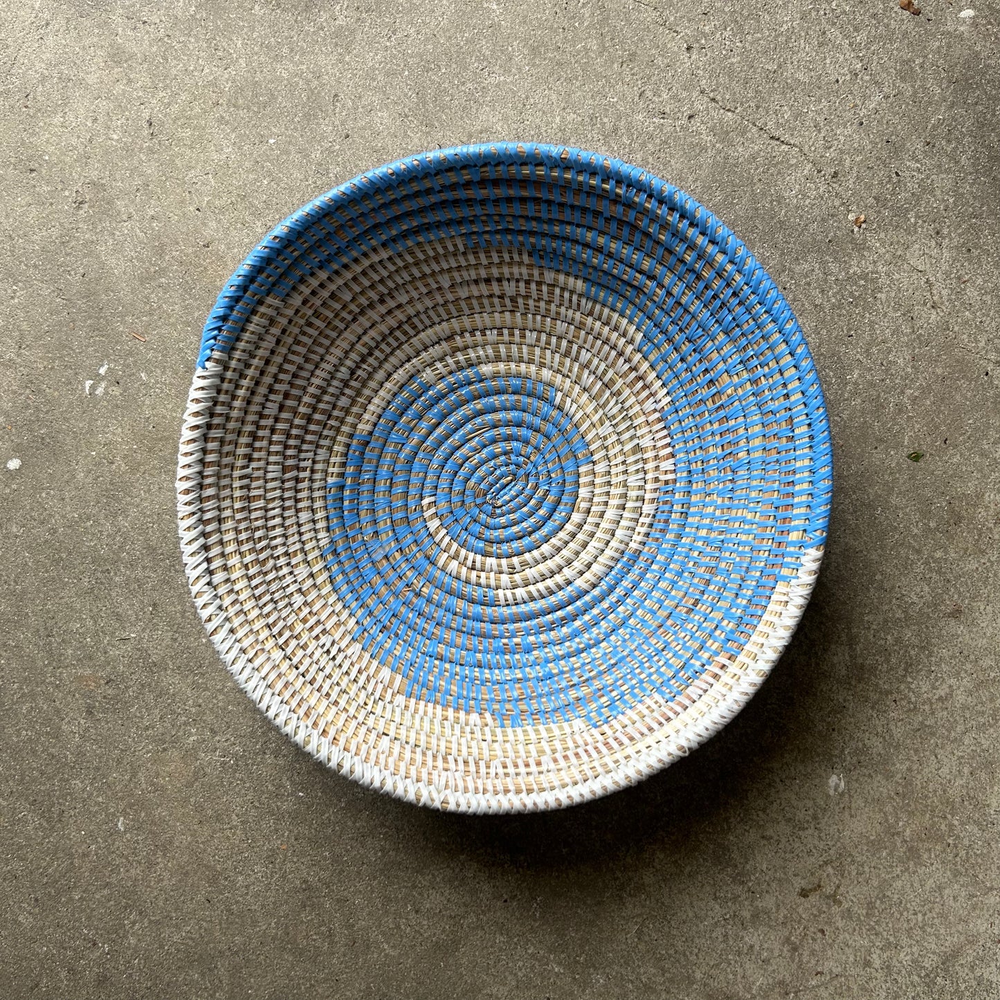 Tray in colorful patterns. Round in shape. Handwoven. Fair Trade from Senegal