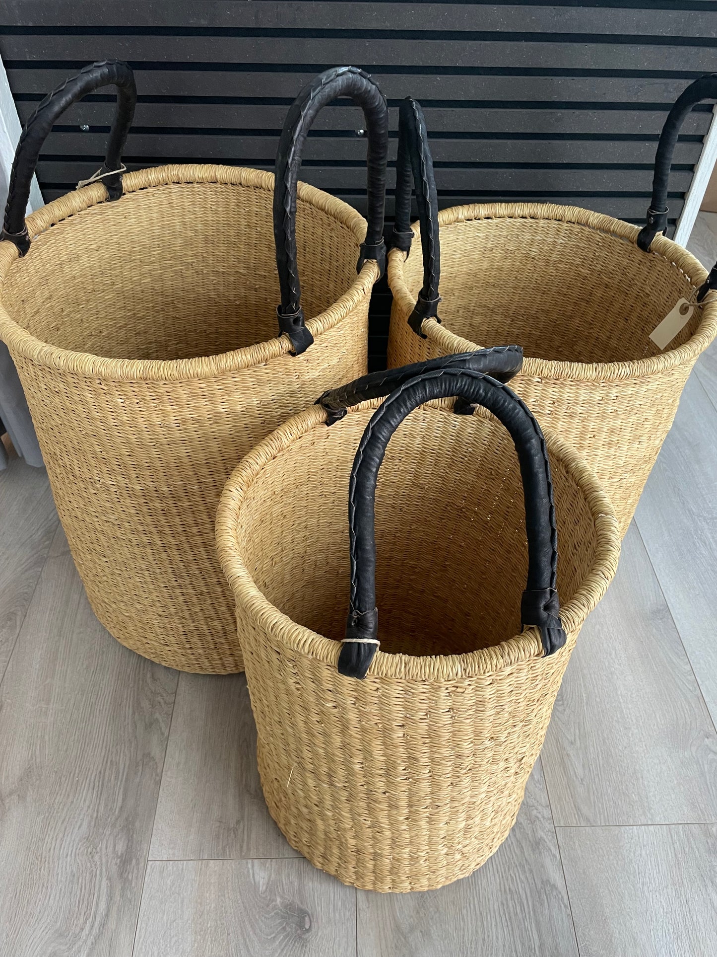 Laundry basket, natural with black leather handle