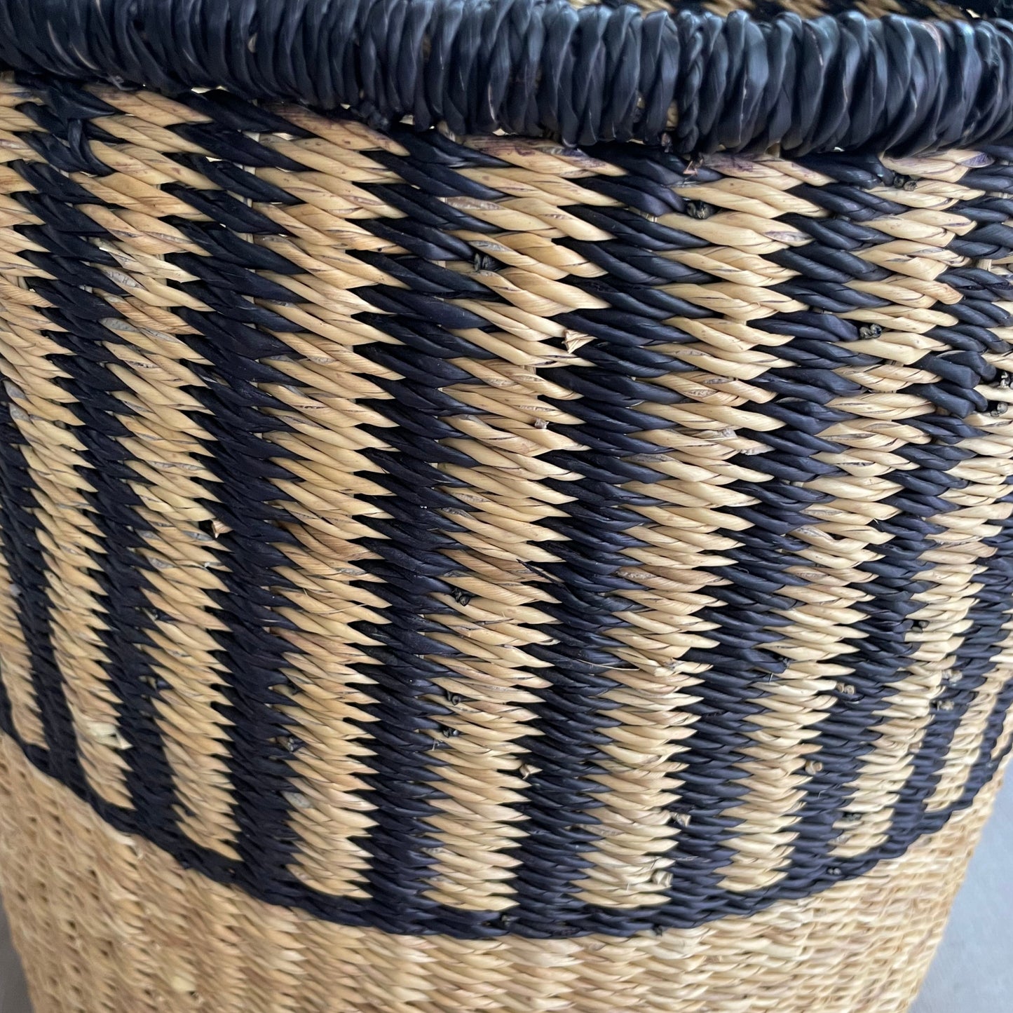 Laundry basket from Ghana, natural with black stripe and lid 