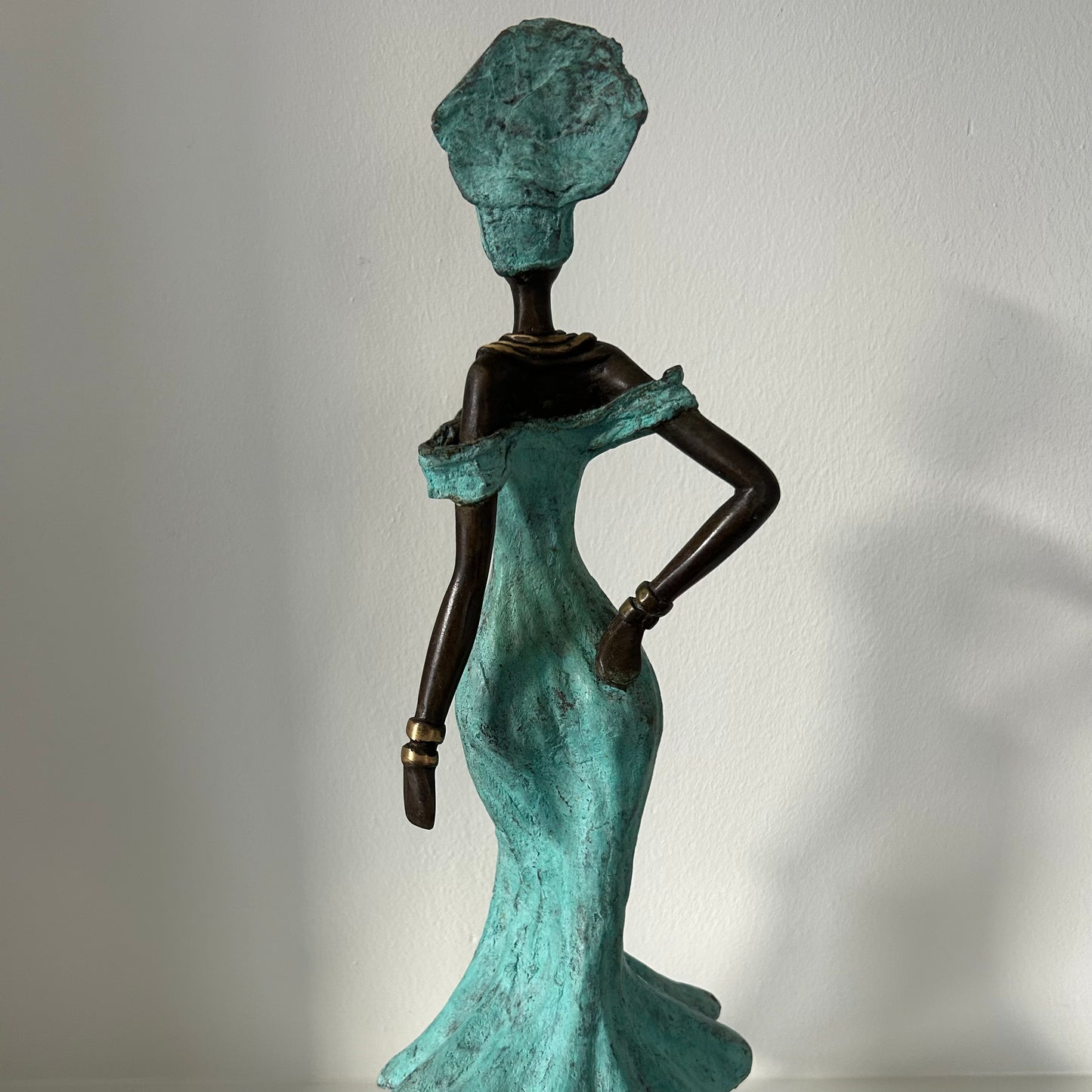 Messingkunst, 'Power Woman' i turkis, 35-37 cm, Fair Trade, Burkina Faso