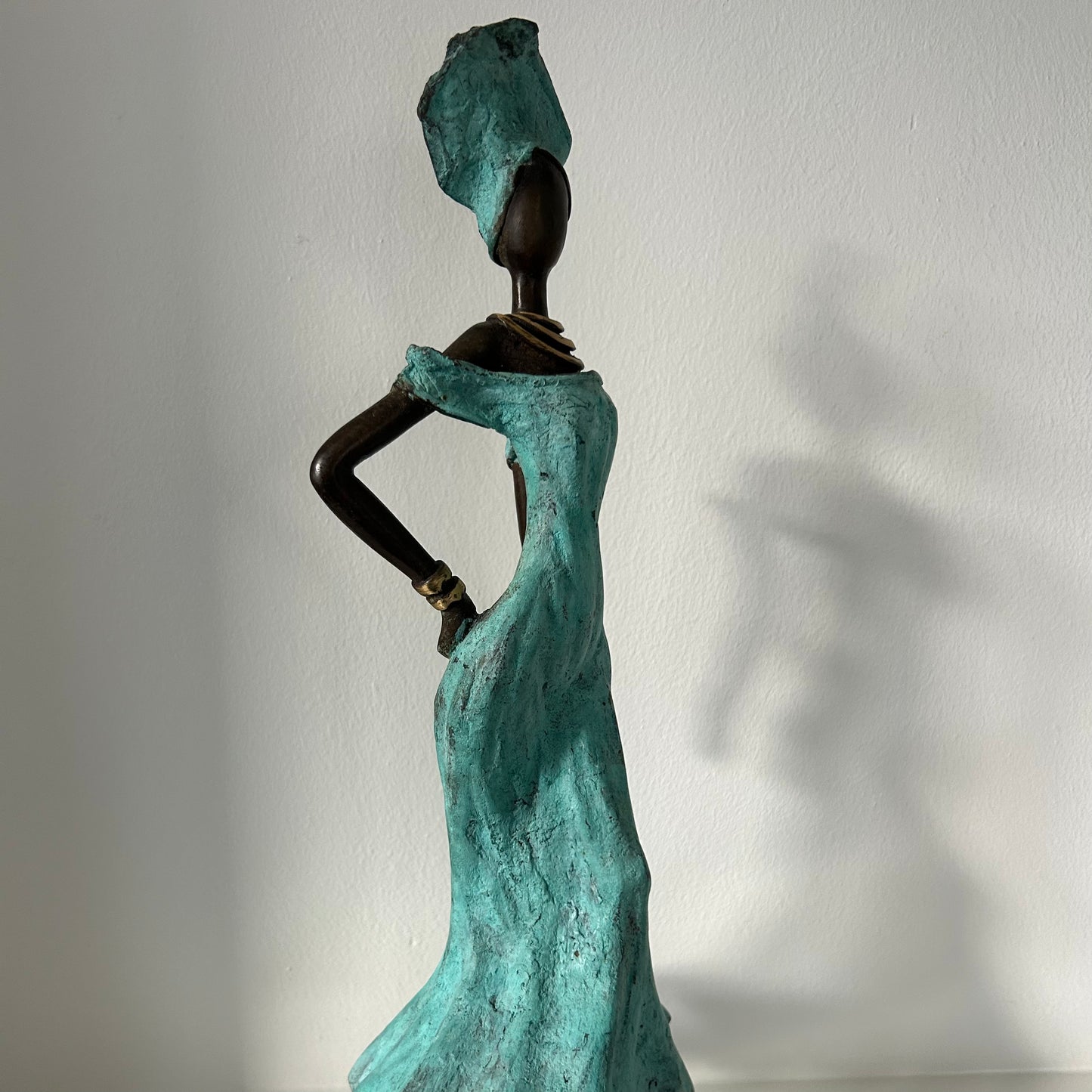 Messingkunst, 'Power Woman' i turkis, 35-37 cm, Fair Trade, Burkina Faso