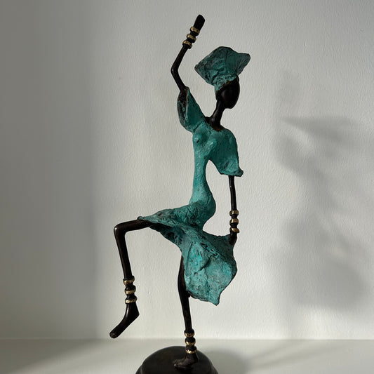 Messingkunst, 'Power Woman' i turkis, 30-36 cm. Fair Trade, Burkina Faso