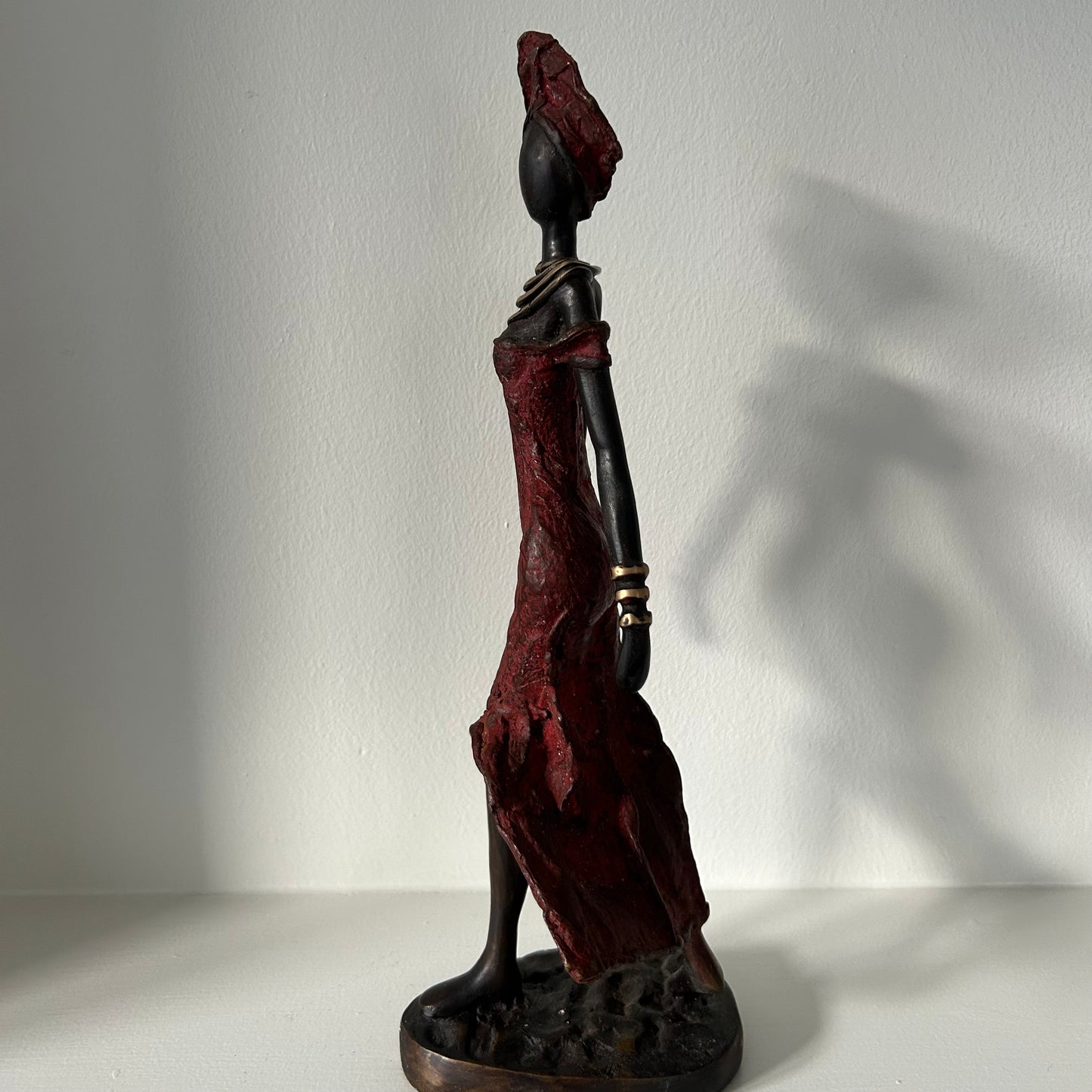 Messingkunst, 'Power Woman' i rød, 35-37 cm, Fair Trade, Burkina Faso