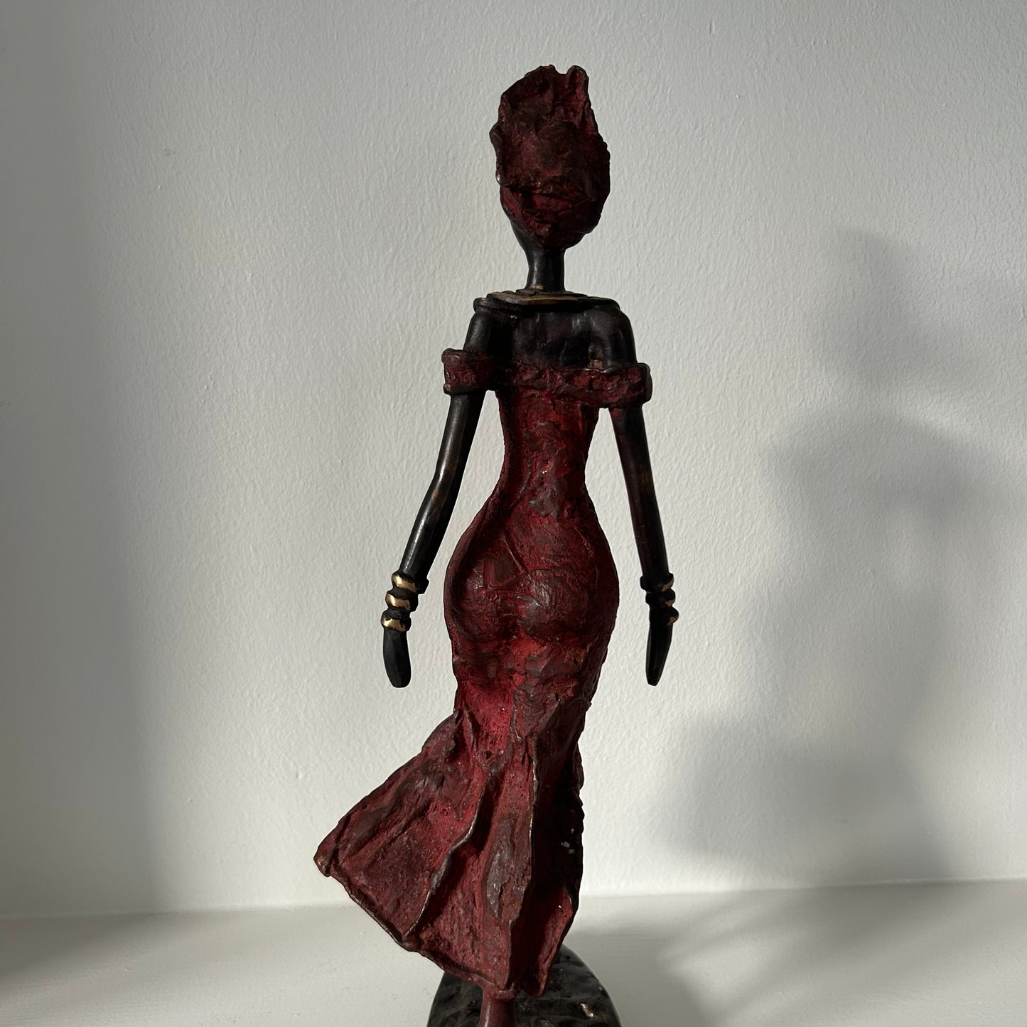 Messingkunst, 'Power Woman' i rød, 35-37 cm, Fair Trade, Burkina Faso