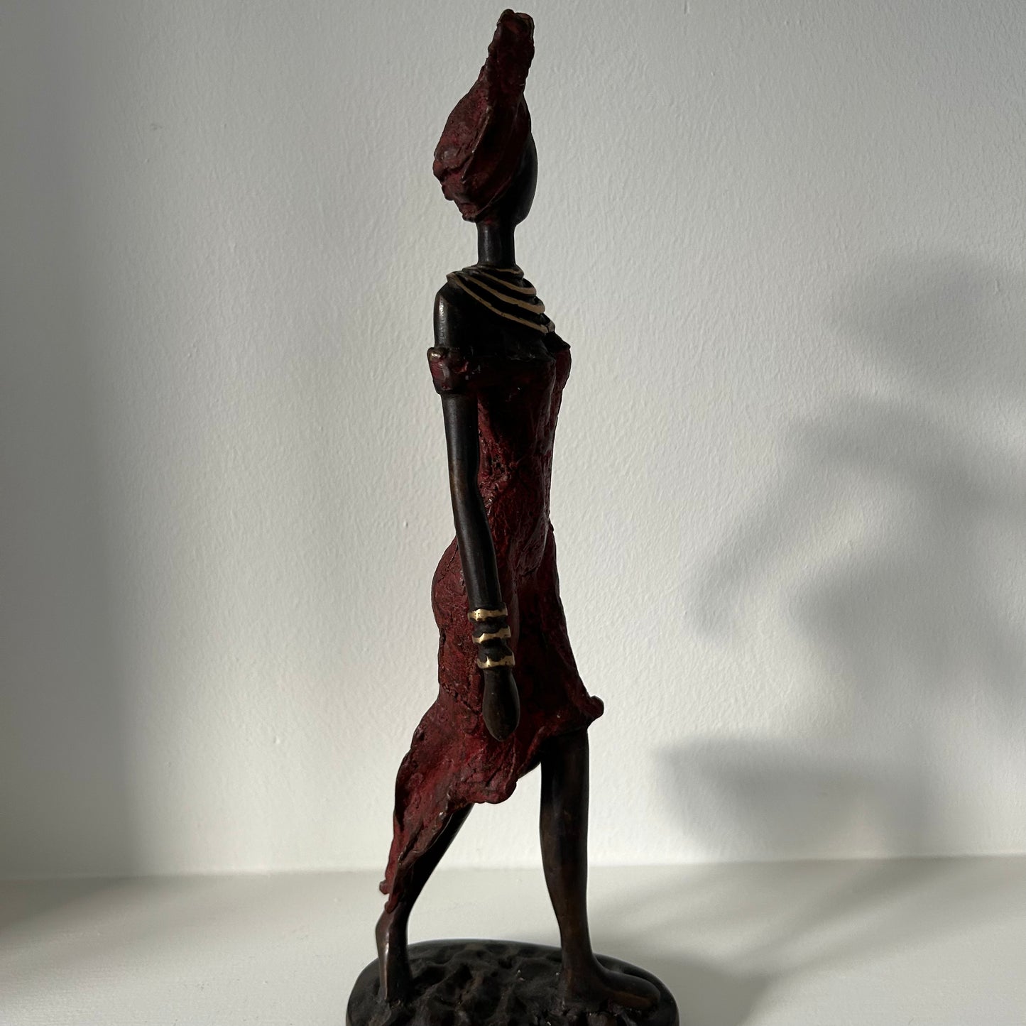 Messingkunst, 'Power Woman' i rød, 35-37 cm, Fair Trade, Burkina Faso