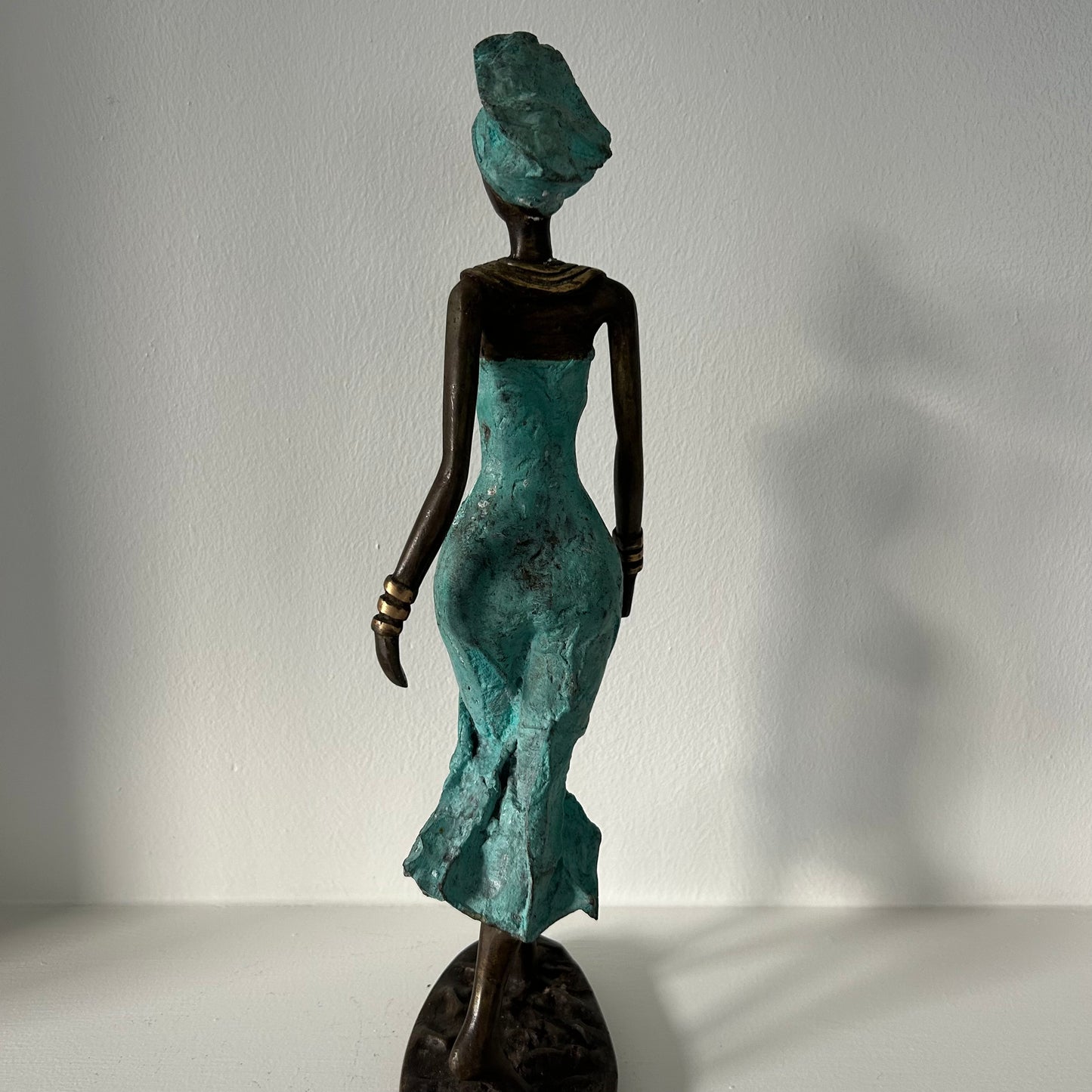 Messingkunst, 'Power Woman' i turkis, 35-37 cm, Fair Trade, Burkina Faso