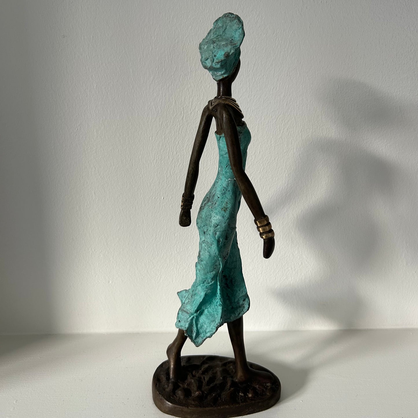 Messingkunst, 'Power Woman' i turkis, 35-37 cm, Fair Trade, Burkina Faso