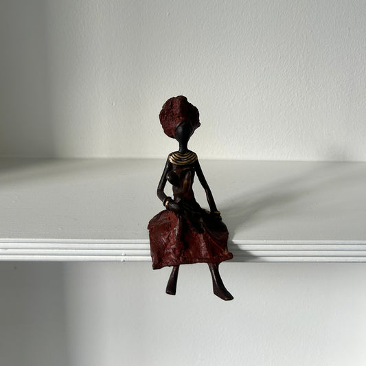 Messingkunst, siddende 'Power Woman' med barn. 12-15 cm i genbrugsmessing, Fair Trade, Burkina Faso