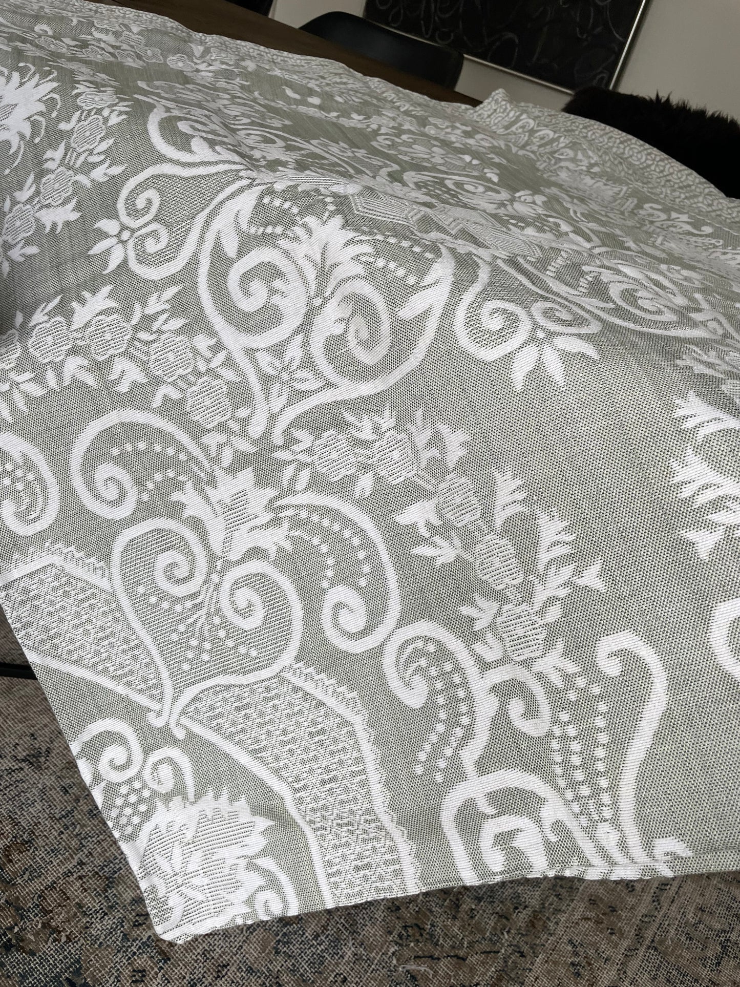 Bedspreads with damask weave in locally harvested cotton. Fair Trade from Afghanistan