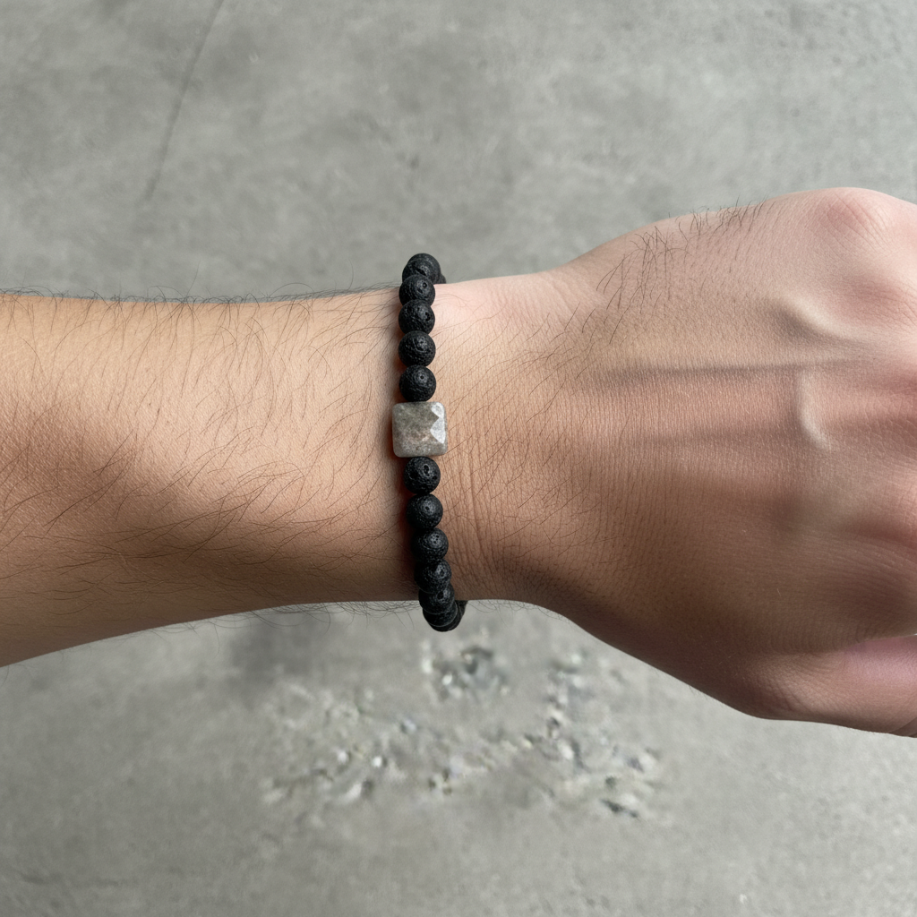 Armbånd til mænd, polerede lavasten med agat-charm