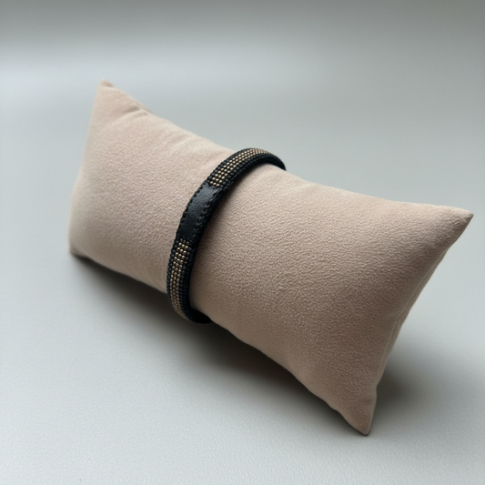 Læderarmbånd med beige læderpude og sort perlekant