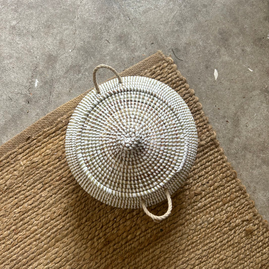 Chubby ball baskets (Ndaa) with lids, in white. Fair Trade, Senegal