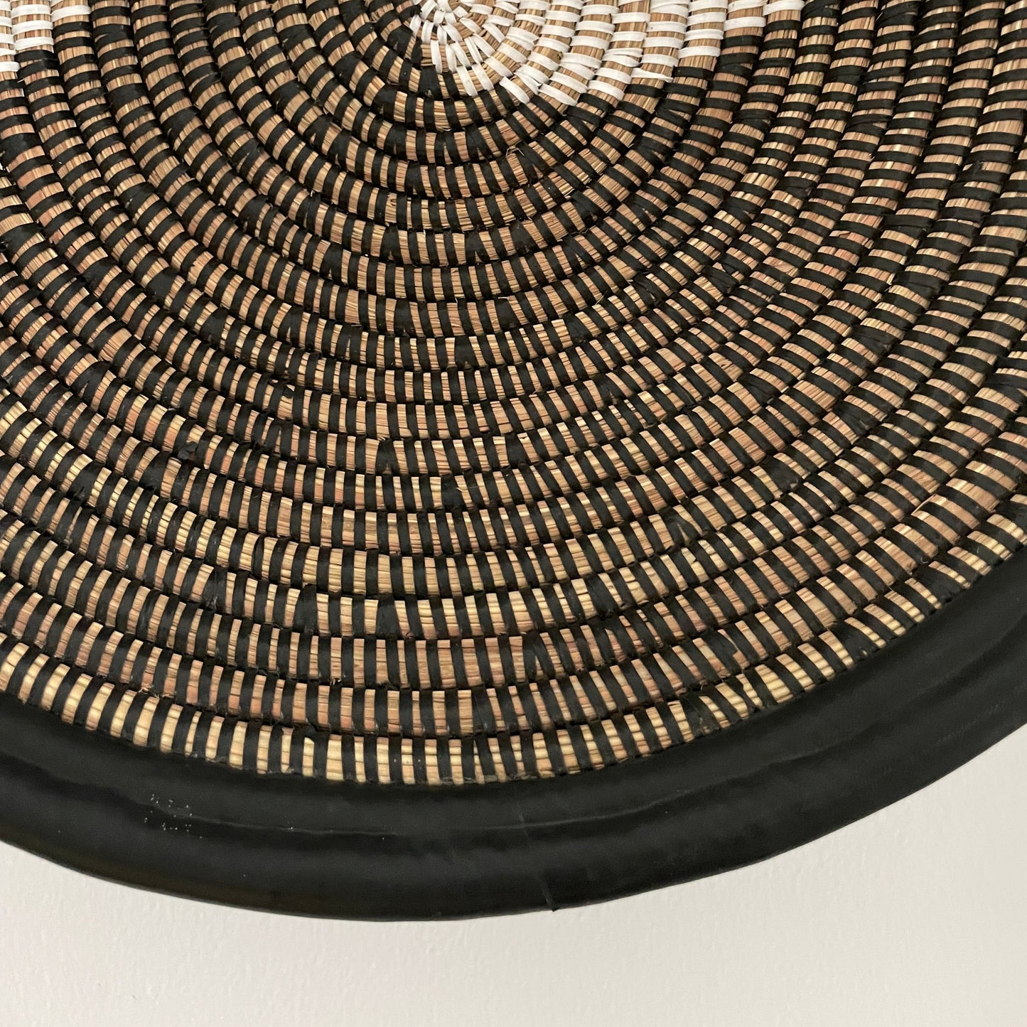 Flettede kurve til væg eller bord. Flettet i elefantgræs med læder eller tekstil kant. Fair Trade fra Senegal