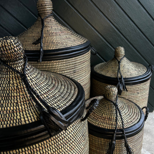 White laundry basket with leather details, hand braided with Senegal lid