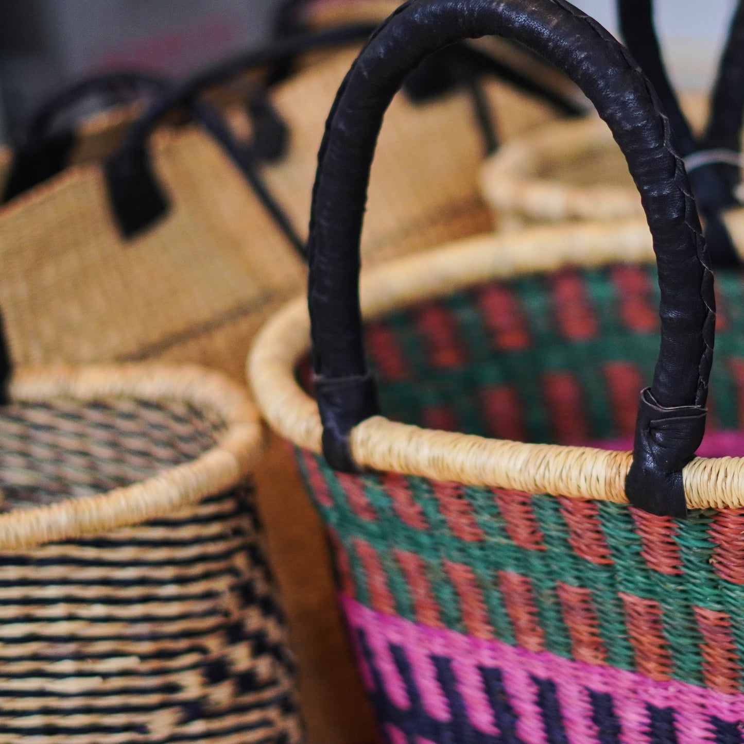 Indkøbskurv flettet i bæredygtigt søgræs. Tre farver og Fair Trade fra Ghana