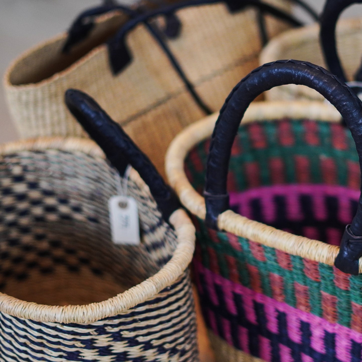 Indkøbskurv flettet i bæredygtigt søgræs. Tre farver og Fair Trade fra Ghana