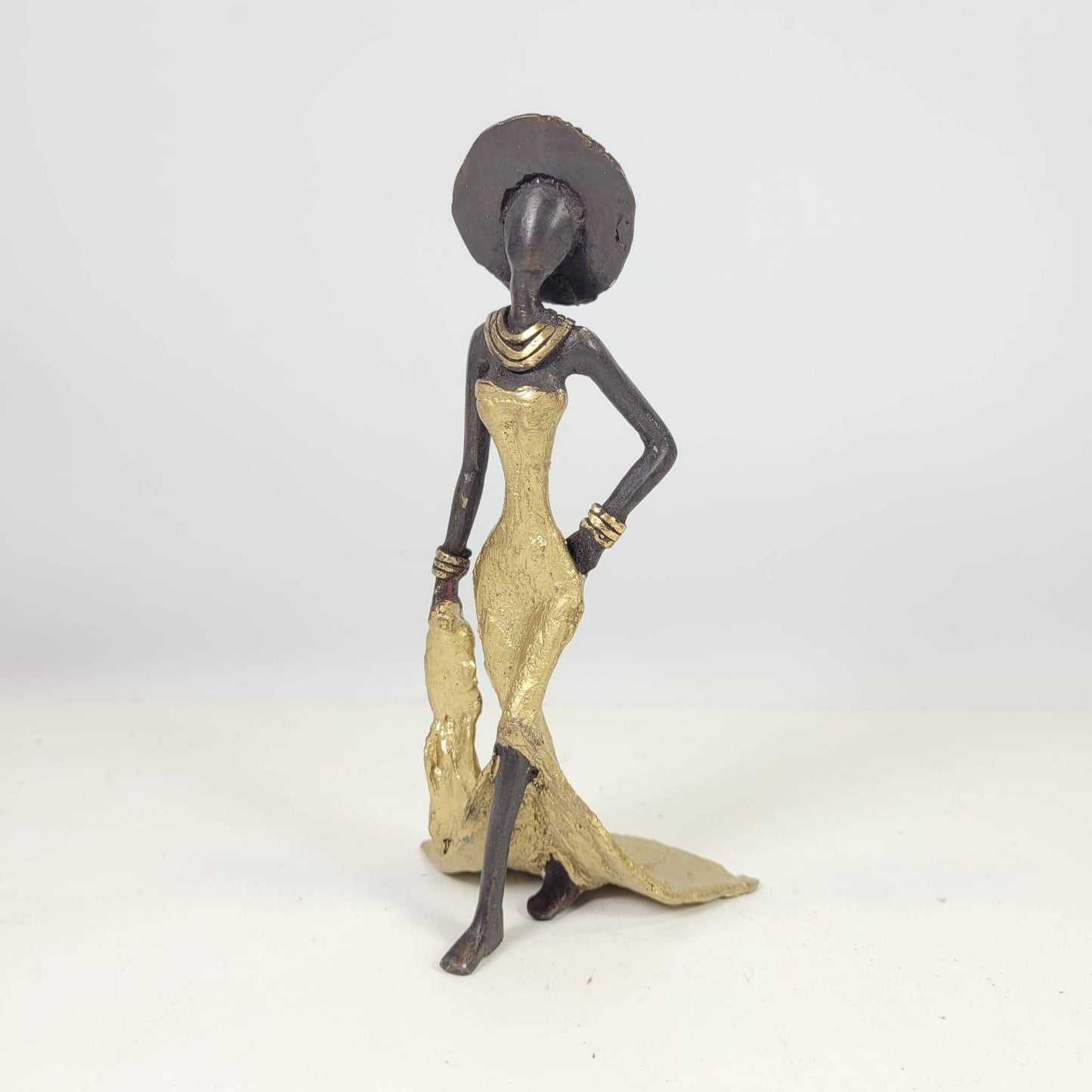 Kvinde med hat – bronze skulptur, guld kjole, str. 15 cm
