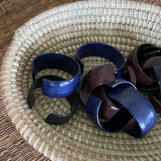 Bracelet in leather. Many colours. Handmade and Fair Trade from Burkina Faso