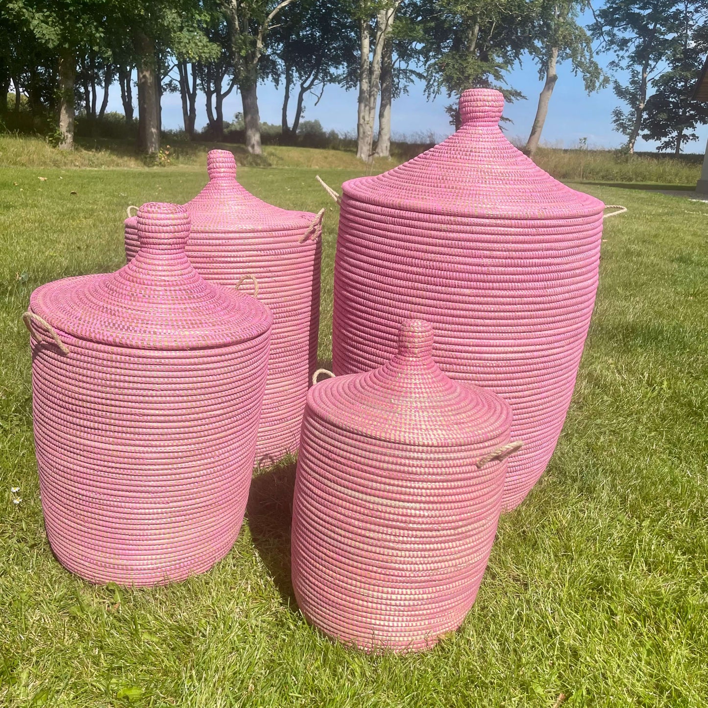 Vasketøjskurv i lyserød med låg. Fair Trade, Senegal