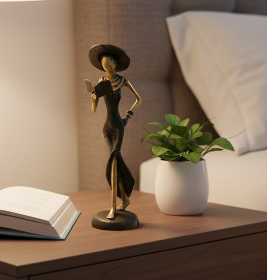 Kvinde med bog og hat – messingskulptur, sort kjole, str. 16 cm