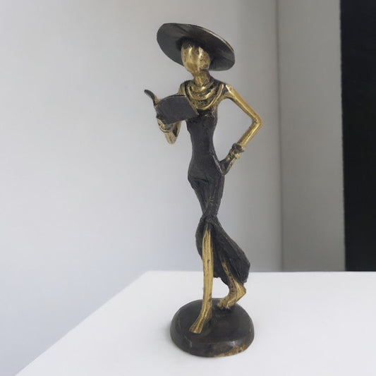 Kvinde med bog og hat – messingskulptur, sort kjole, str. 16 cm
